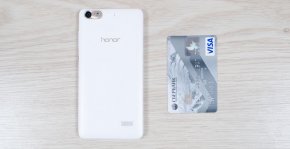 Huawei Honor 4C на фоне карточки