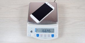 Huawei Honor 4C на весах, устройство не из самых легких