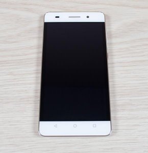 Huawei Honor 4C с выключенным дисплеем - кажется, что вокруг дисплея нет боковых рамок