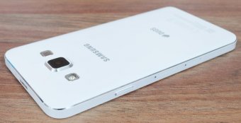 Объектив камеры Samsung Galaxy A3 выпирает из корпуса