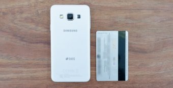 Samsung Galaxy A3 на фоне карточки